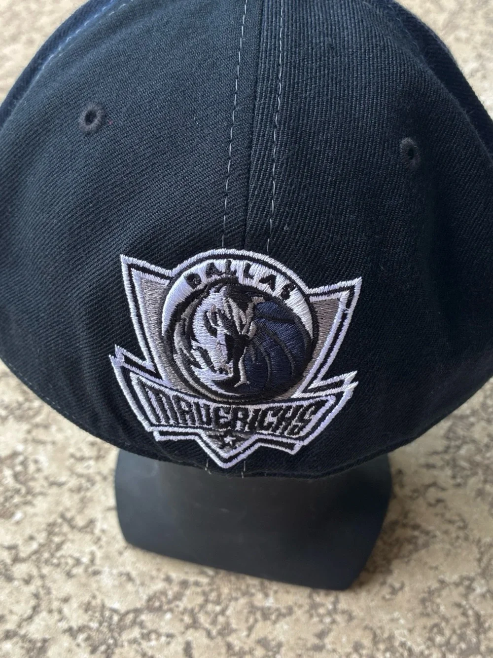 NWT NBA‎ Cream and Black Fitted Cap. Dallas Mavericks backhit. Size 7-7/8